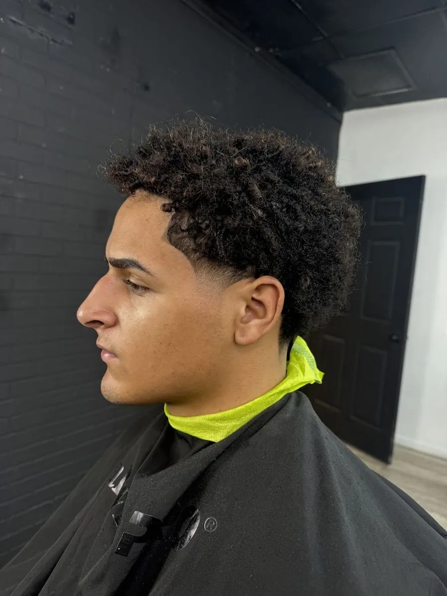 Curly fade realizado en Willi Barbershop